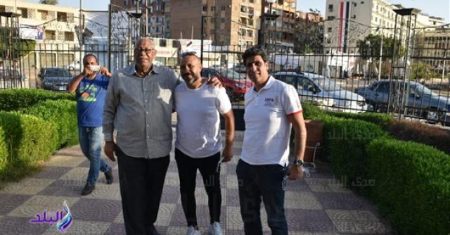 سامى الشيشينى يصل مقر نادي أسوان