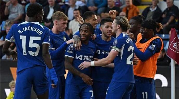 الدوري الإنجليزي، تشيلسي يتقدم على برايتون بثنائية في الشوط الأول