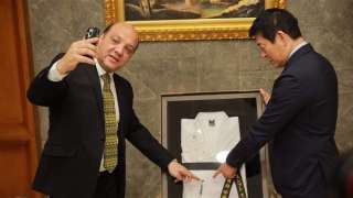 رئيس الاتحاد الدولي للجمباز يهدي وزير الرياضة بدلة كاراتيه يابانية