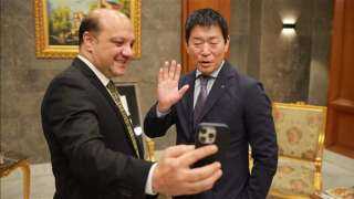 الجمباز، رئيس الاتحاد الدولي يهدي وزير الرياضة بدلة كاراتيه بالأحرف اليابانية