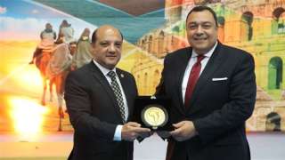 منح درع الاتحاد الأفريقي للجمباز إلى سفير مصر في تونس