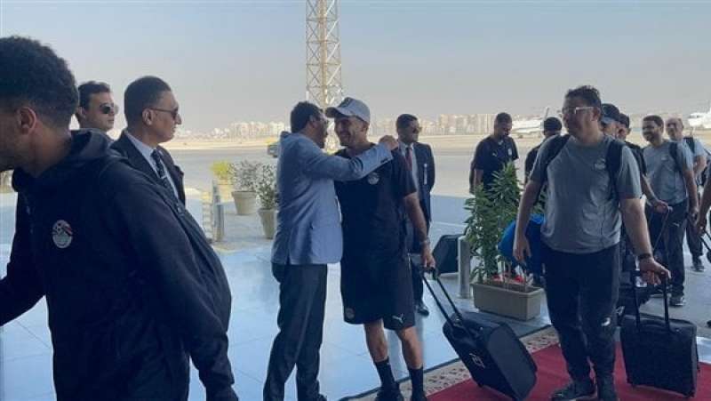 وزير الرياضة مع لاعبي منتخب مصر