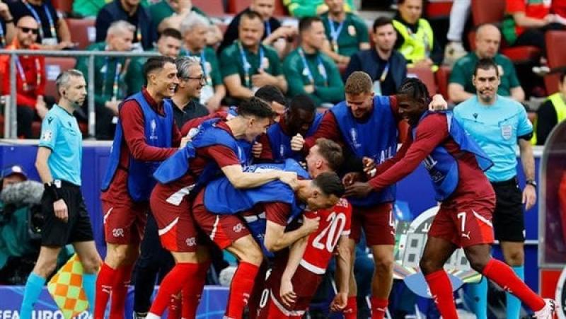 احتفال لاعبي سويسرا مع ميشيل أيبشير بعد هدفه الثاني في المجر