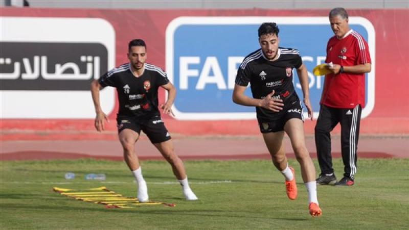 أكرم توفيق لاعب خط وسط النادى الأهلى